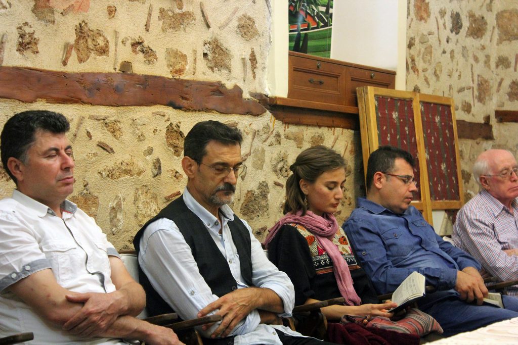 Dua toplantısında Türkçe dualar okuyan kişiler